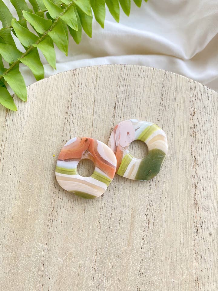 Gestreifte organische Kreisohrstecker aus Achat, Ohrringe aus Polymerton für den Großhandel von Glitter and Glow Co