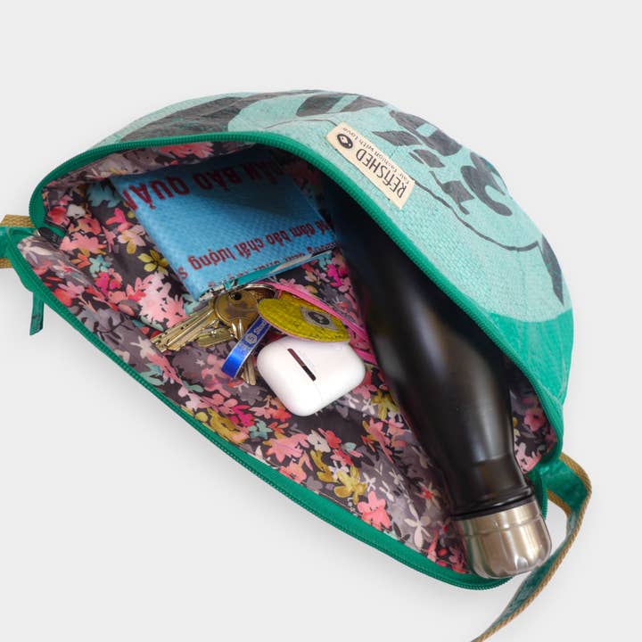 REFISHED fair fashion – Großhandel Bauchtasche – Damen – BUM BAG XL | Upcycelte Bauchtasche in hellgrün