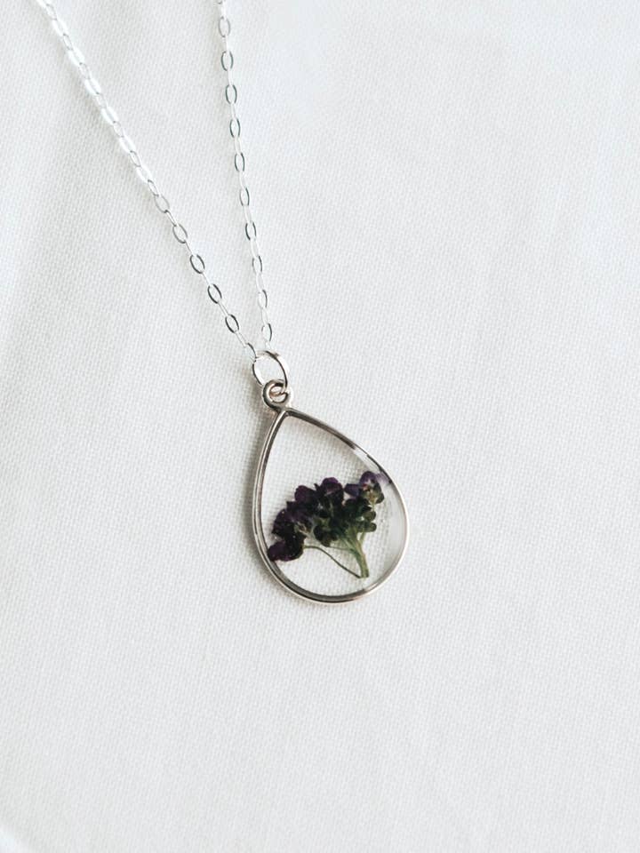Collier botanique Alyssum violet pour la vente par Ephemera