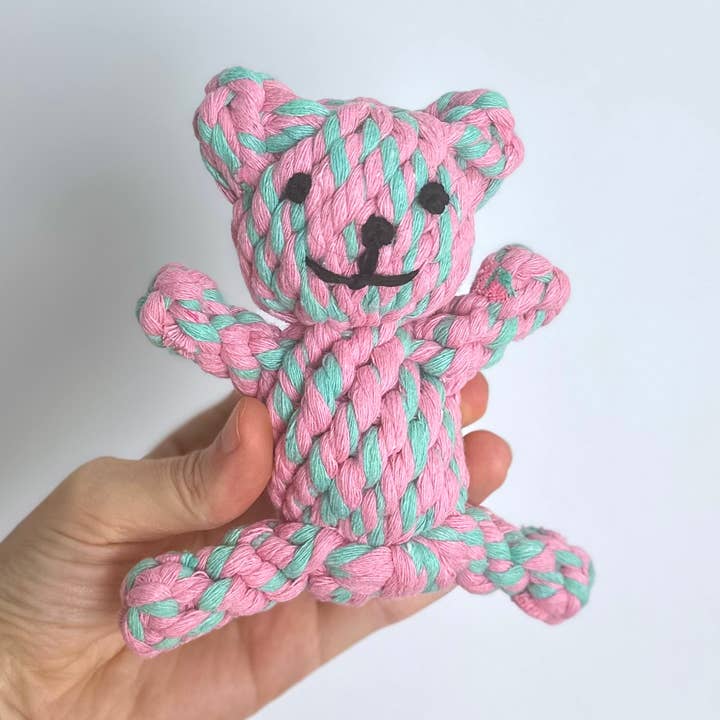 Brinquedo de Corda Urso Morango | Brinquedo para Cães Pequenos | Sustentável por atacado de Monli Handcrafted Pet Toys