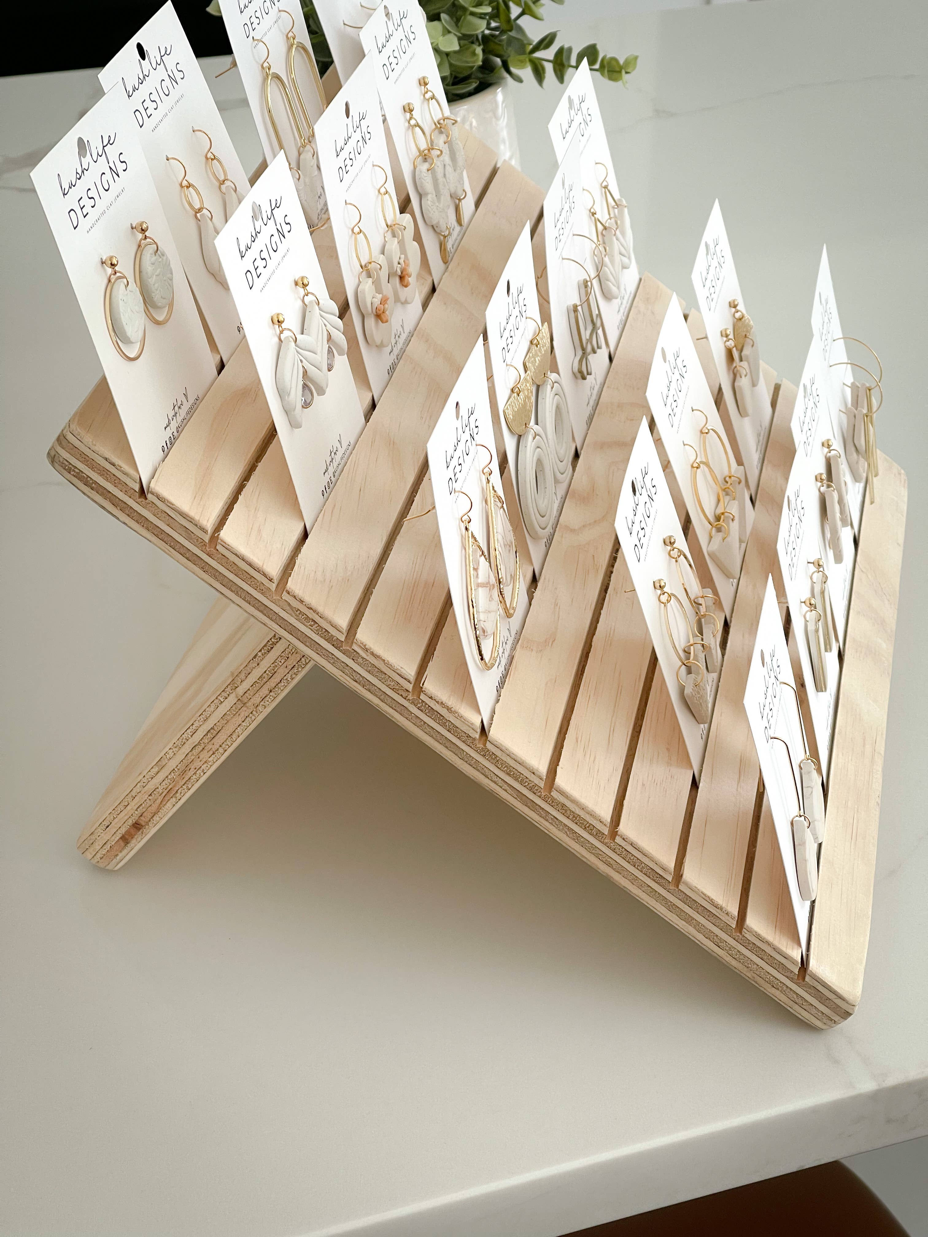 Kush Life Designs – wholesale Smyckesmonter – Möblerat träställ för örhängen med gångjärn4