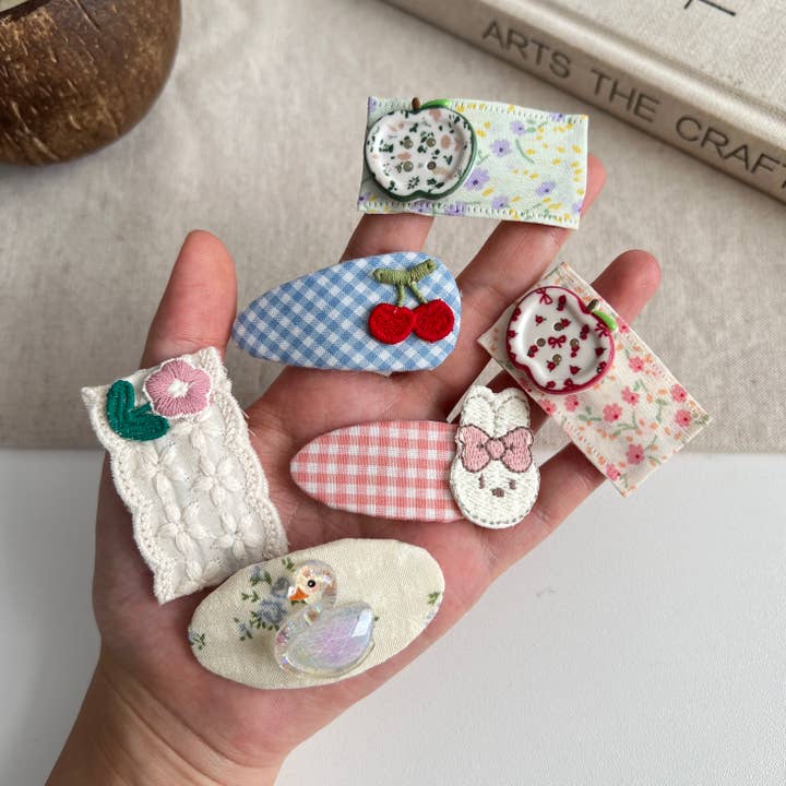 Barn Hårklämma Set med Blombroderi och Rosett (KONI) för wholesale av LoveLina