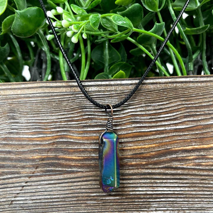 Handmade by Marlayna – wholesale Hänge-/berlockhalsband – Wire Wrapped Rainbow Aura Titan belagd kvarts kristall ädelsten