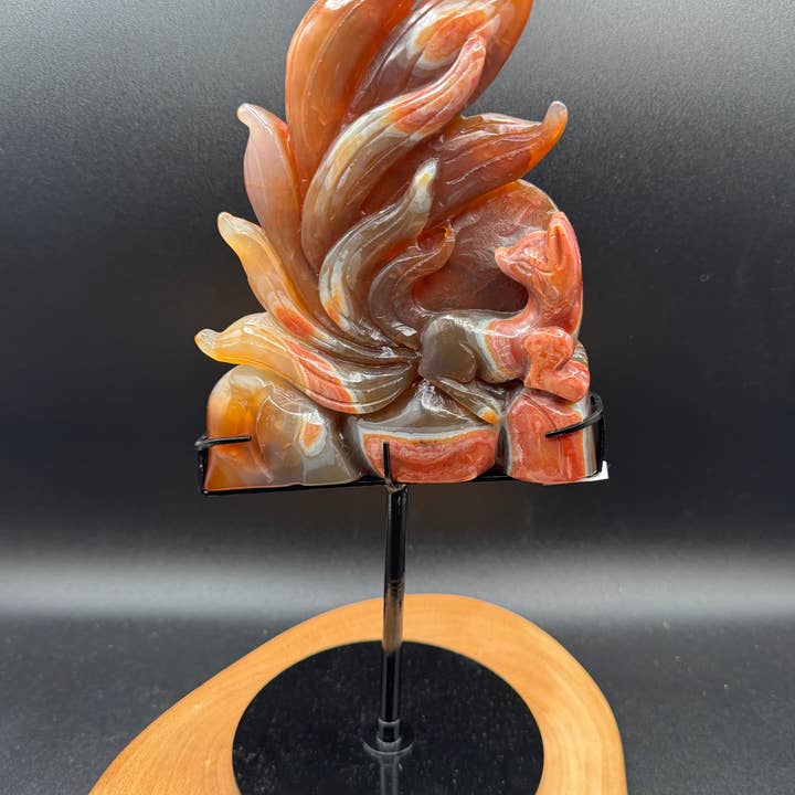 Incredibile scultura di volpe a nove code in corniola con supporto personalizzato G954 per la vendita all'ingrosso da parte di The 7 Directions