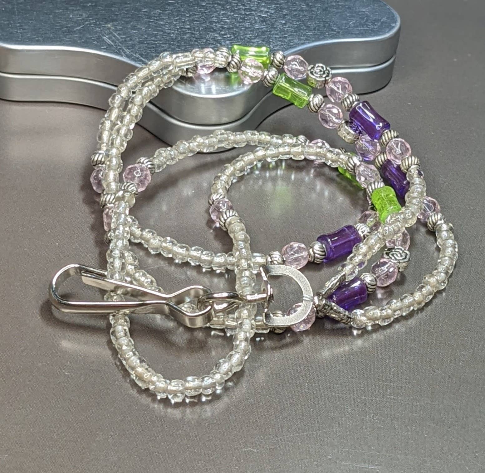 Fiona Accessories – Großhandel Schlüsselband – Damen – Perlenbesetzter Ausweishalter für Schlüssel, Ausweis7