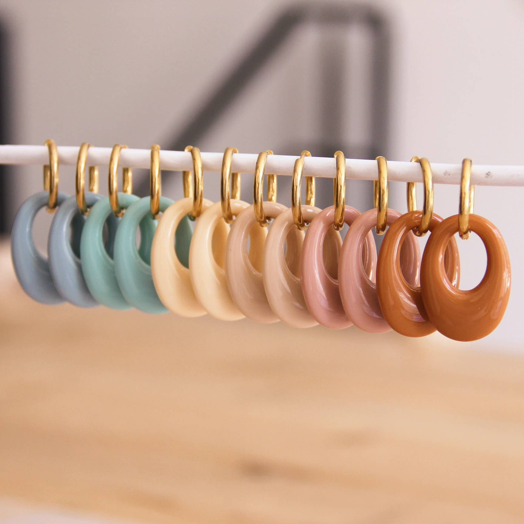 Bazou – wholesale Hängande örhängen – Örhängen i rostfritt stål med hängande droppformad harts i gammalrosa/guld1