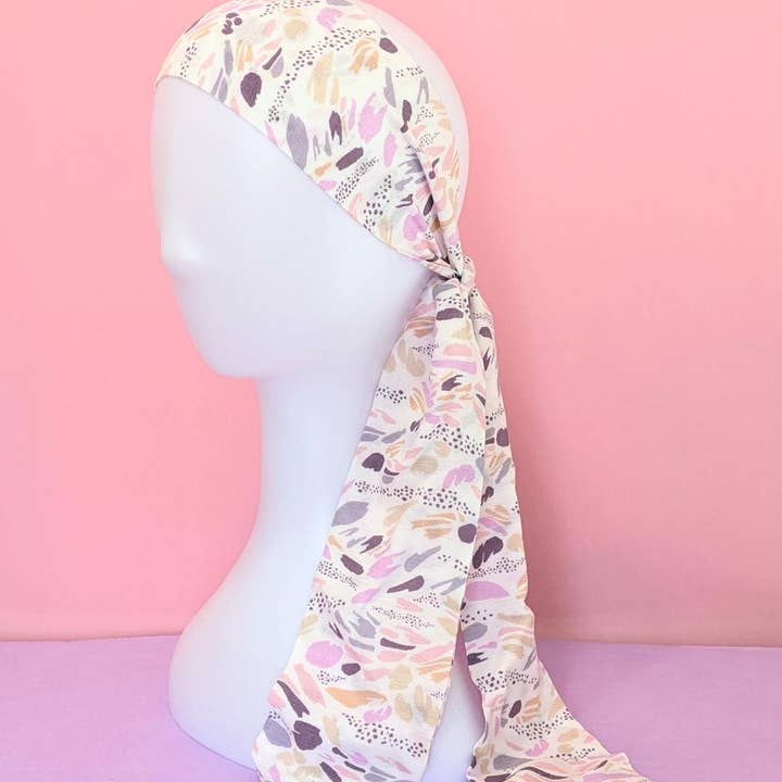 Zachte haarband in pastelvormen op wit voor wholesale door FashionMeme LLC