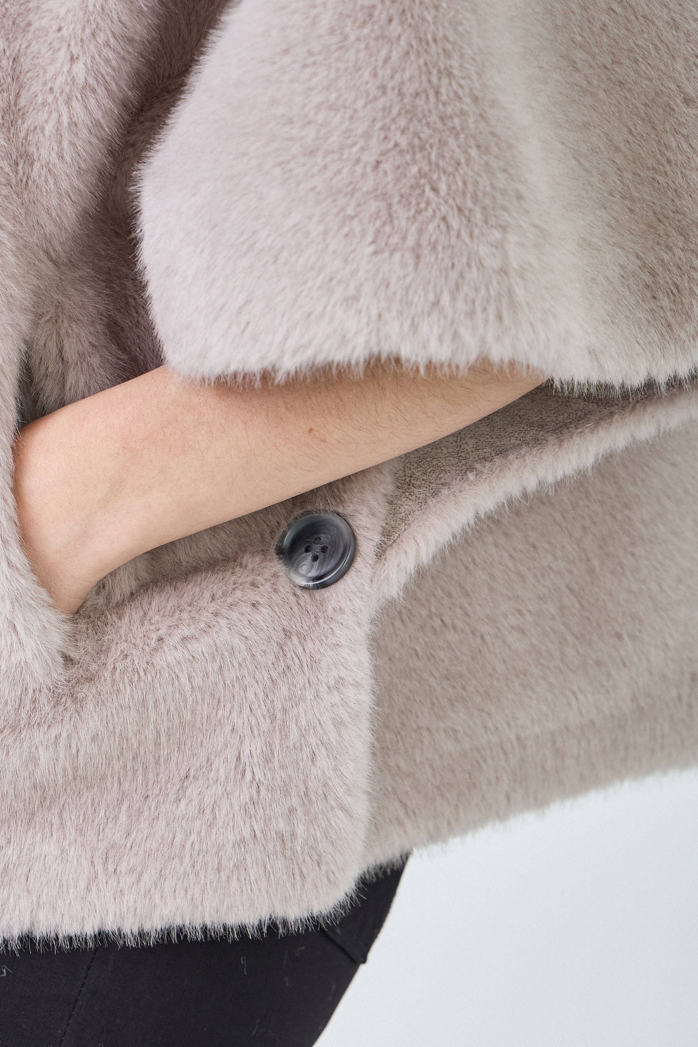 Giovanni Paris - Vendita all'ingrosso Pelliccia/Pelliccia sintetica - Donna - Mantella Alizée con cappuccio in ecopelliccia25