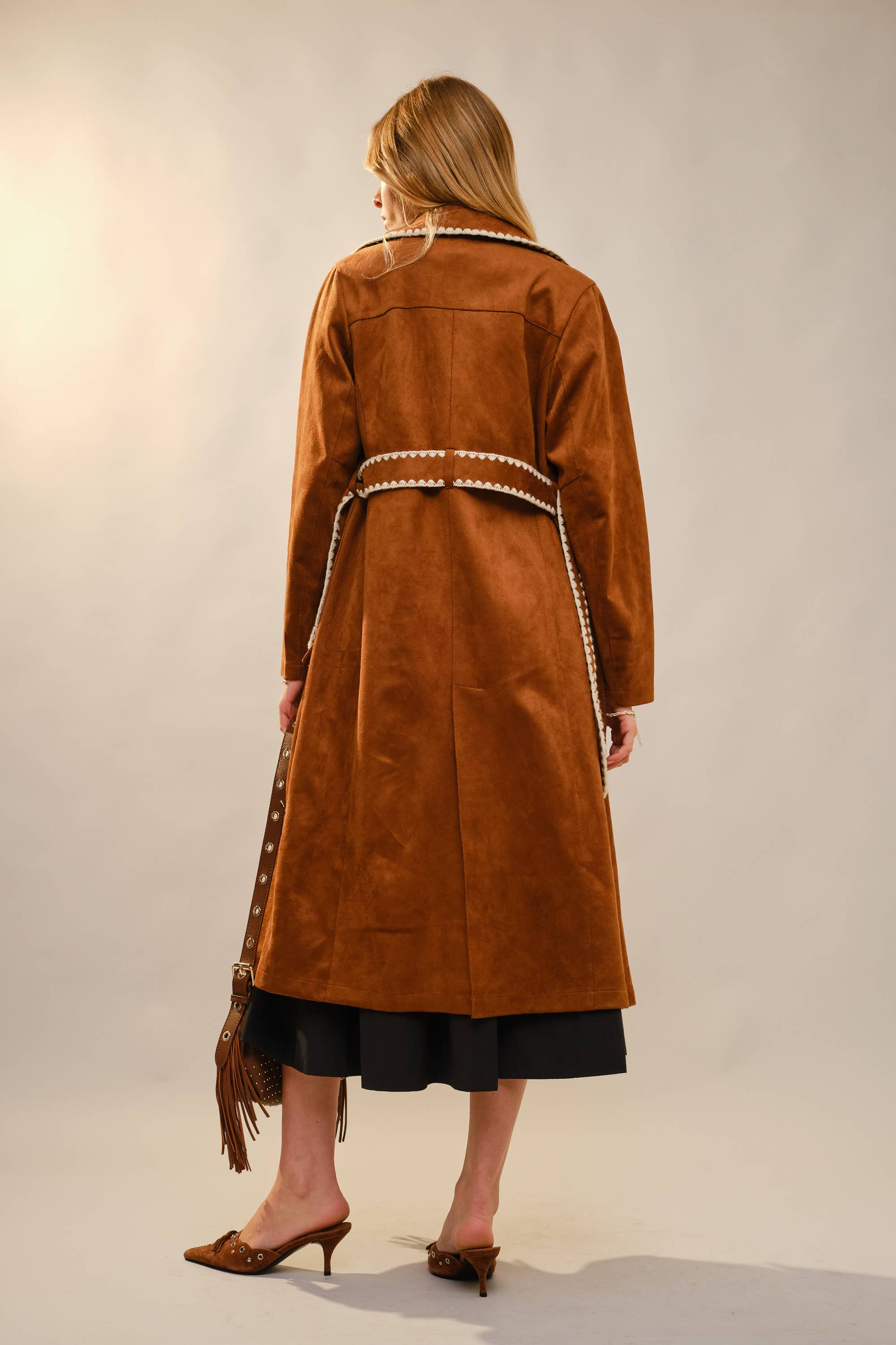 RUST 23592J Trenchcoat i imiteret ruskind med broderet kant for engroshandel på Faire9
