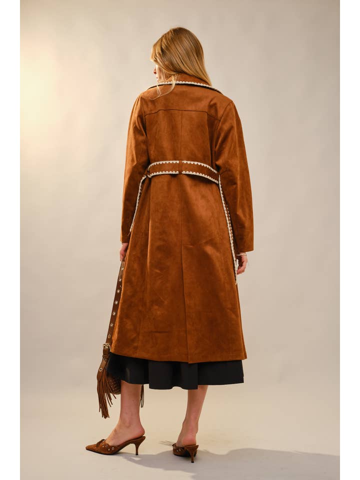 ROST 23592J Trenchcoat i fuskmocka med broderad kant för wholesale på Faire9