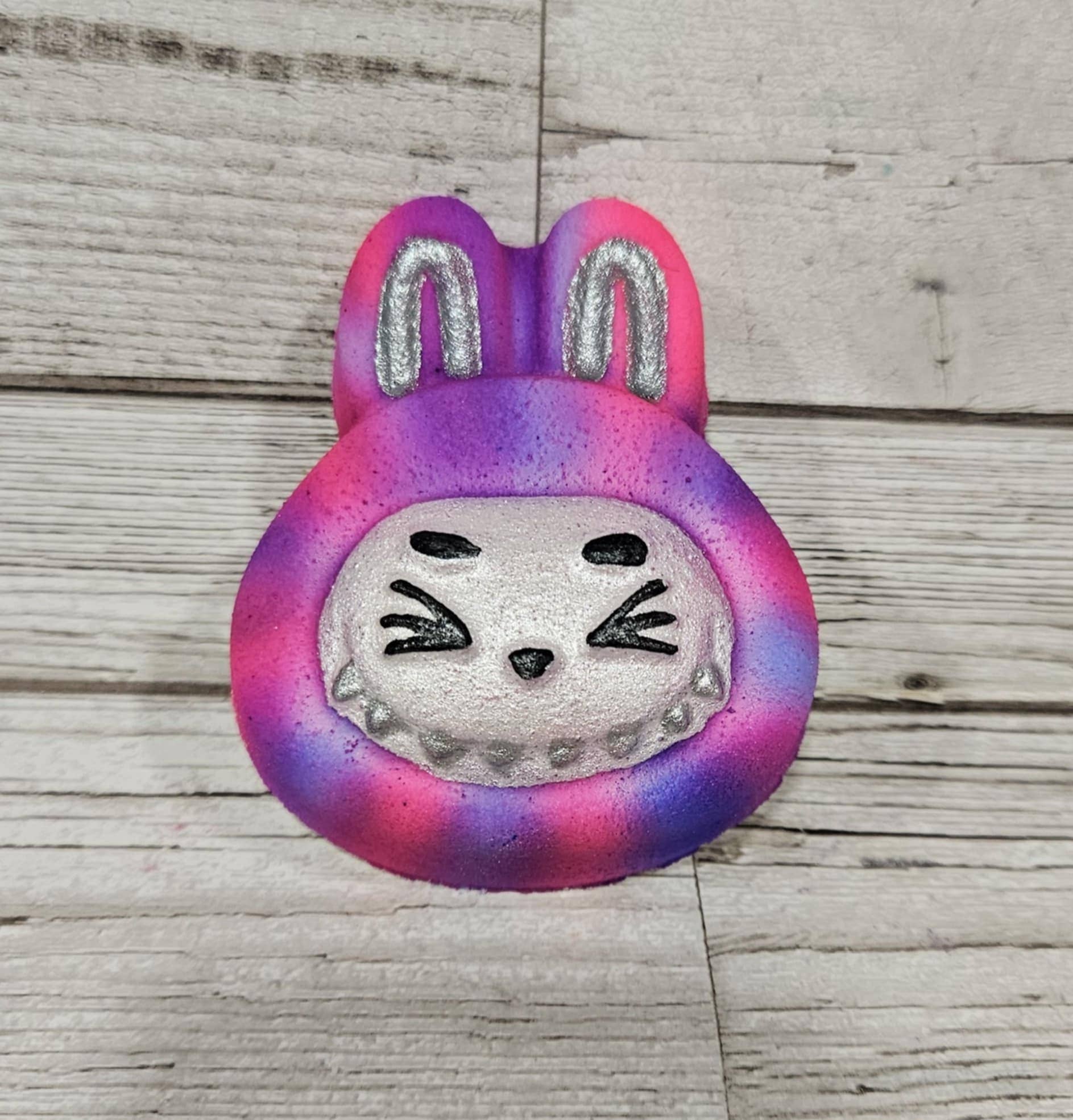 The Soap Sisters – Großhandel Badebombe/-sprudeltabletten – Bubu Badebombe - Pink, Lila und Blau