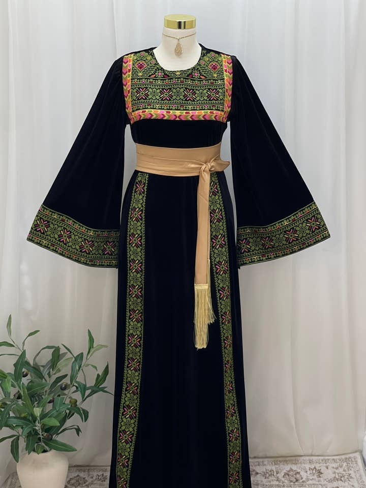 Al Noor Velvet Couture Thobe – Tidlös Sammet Thobe Design för wholesale av Palestinian Elegance