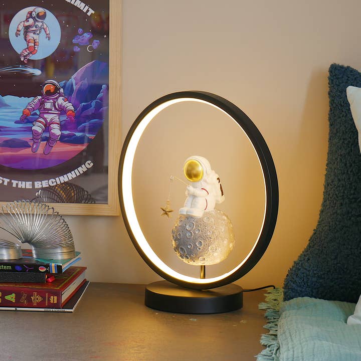 Steepletone UK Ltd – Großhandel Akzent-/Schreibtischleuchte – ASTRO LIGHTS - Astronaut Nachttischleuchten