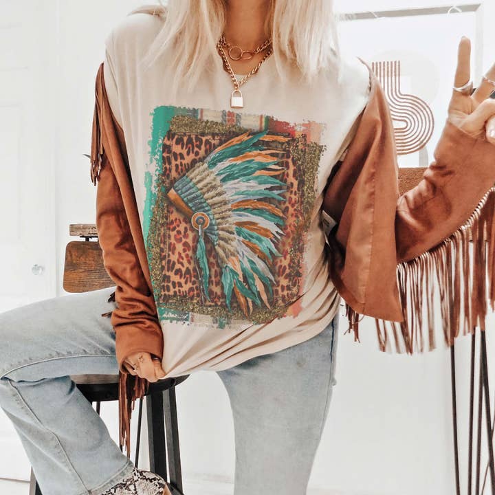 Camiseta con tocado indio desgastado de leopardo para venta al por mayor de Psalms & Grace Design Co.