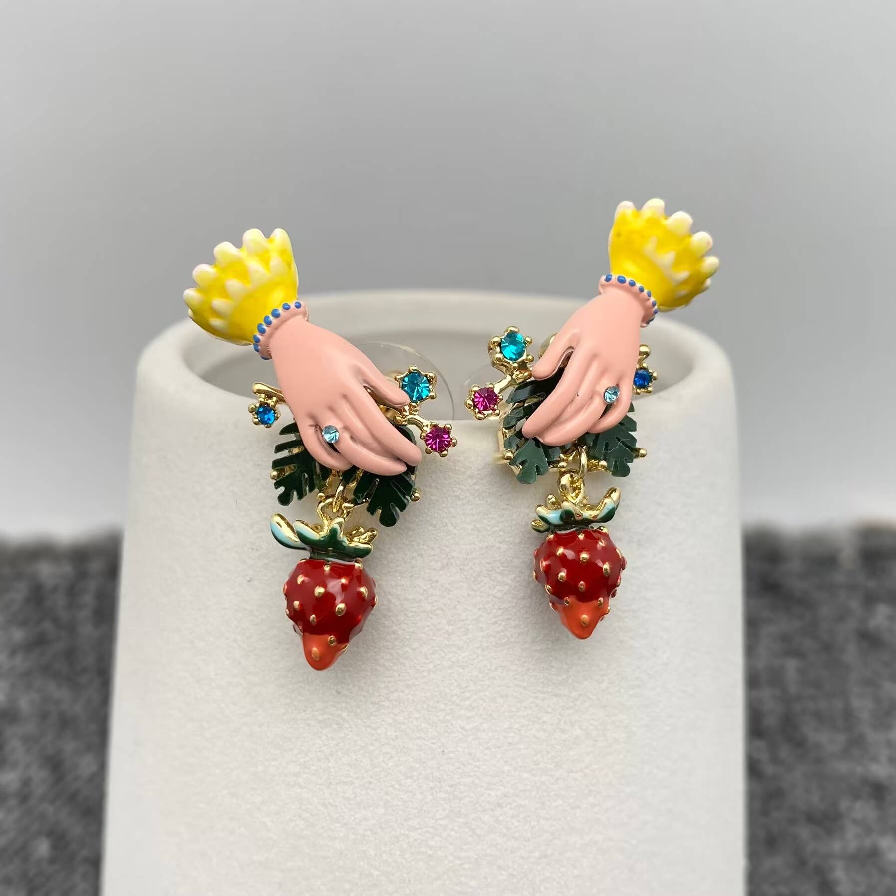 Mio Queena - Vente Clous d'oreille - Boucles d'oreilles en émail incrusté de strass pour cueillir des fraises à la main1