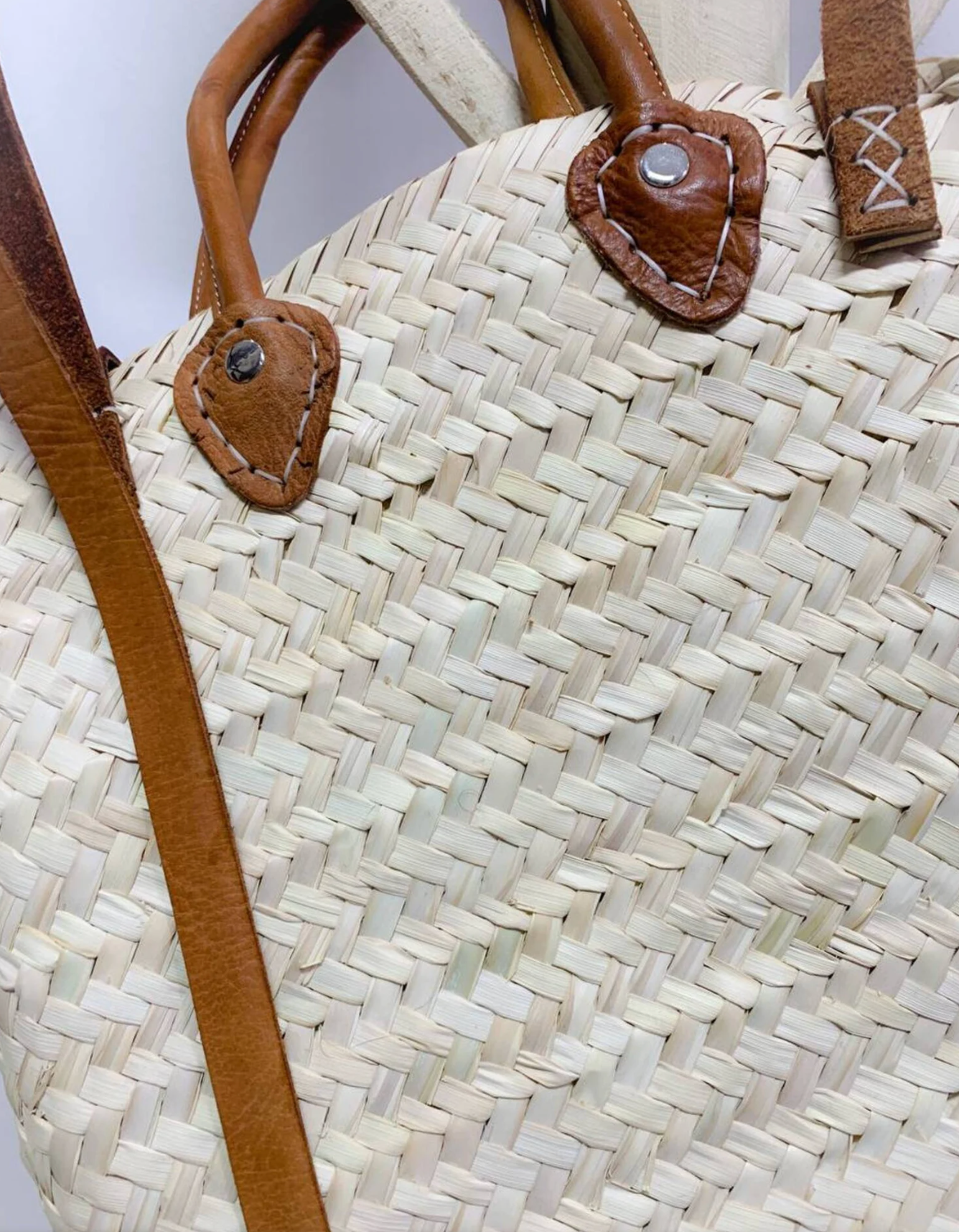 ProHandmadeDesign – Großhandel Strandtaschen – Eleganter Strohrucksack mit verstellbaren Lederhenkeln – stilvoller Strandkorb7