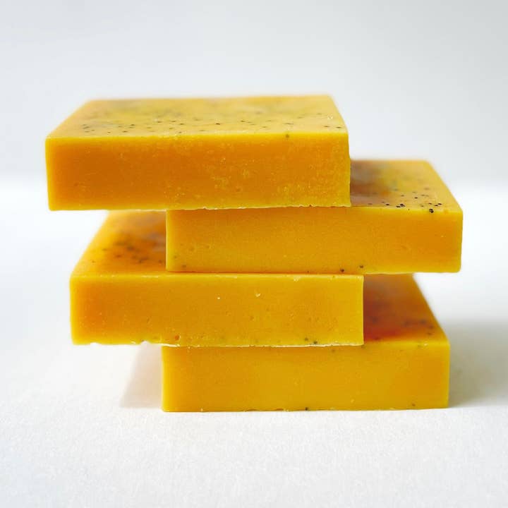 Turmeric og Valmuefrø Lysnende Sæbe for engroshandel hos AMANI HOME ACCENTS