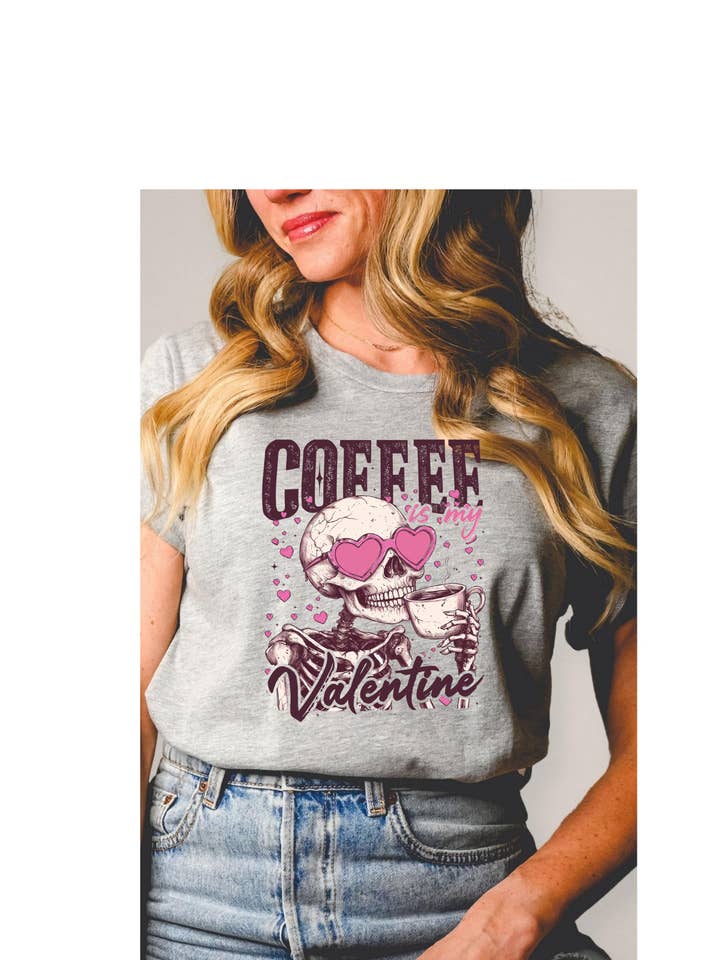 T-shirt graphique "Le café est mon valentin" pour la vente par 4 little hearts