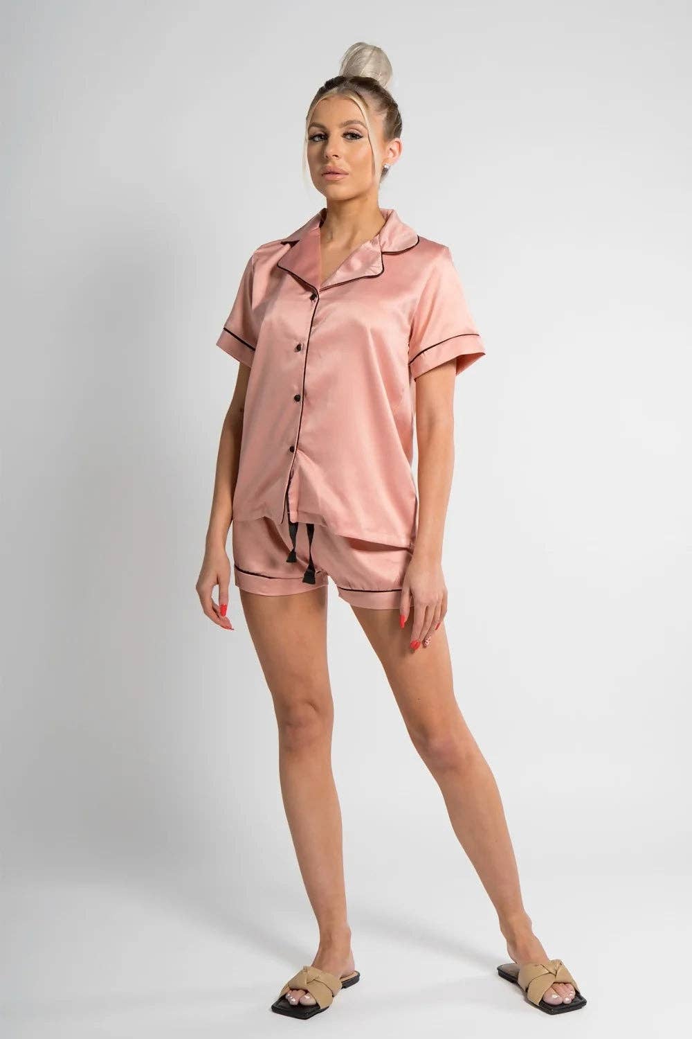 Femme Luxe - Wholesale Pyjamaset - Dames - Satijnen pyjama set met rozenbies en korte broek - Crystal5