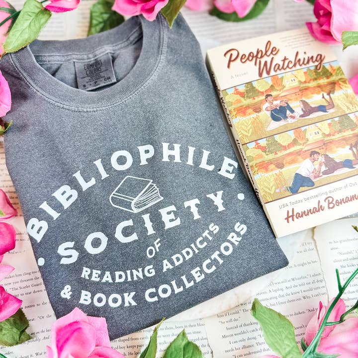 Maglietta Premium Comfort Colors della Società dei Bibliofili per la vendita all'ingrosso da parte di The Swoon Room