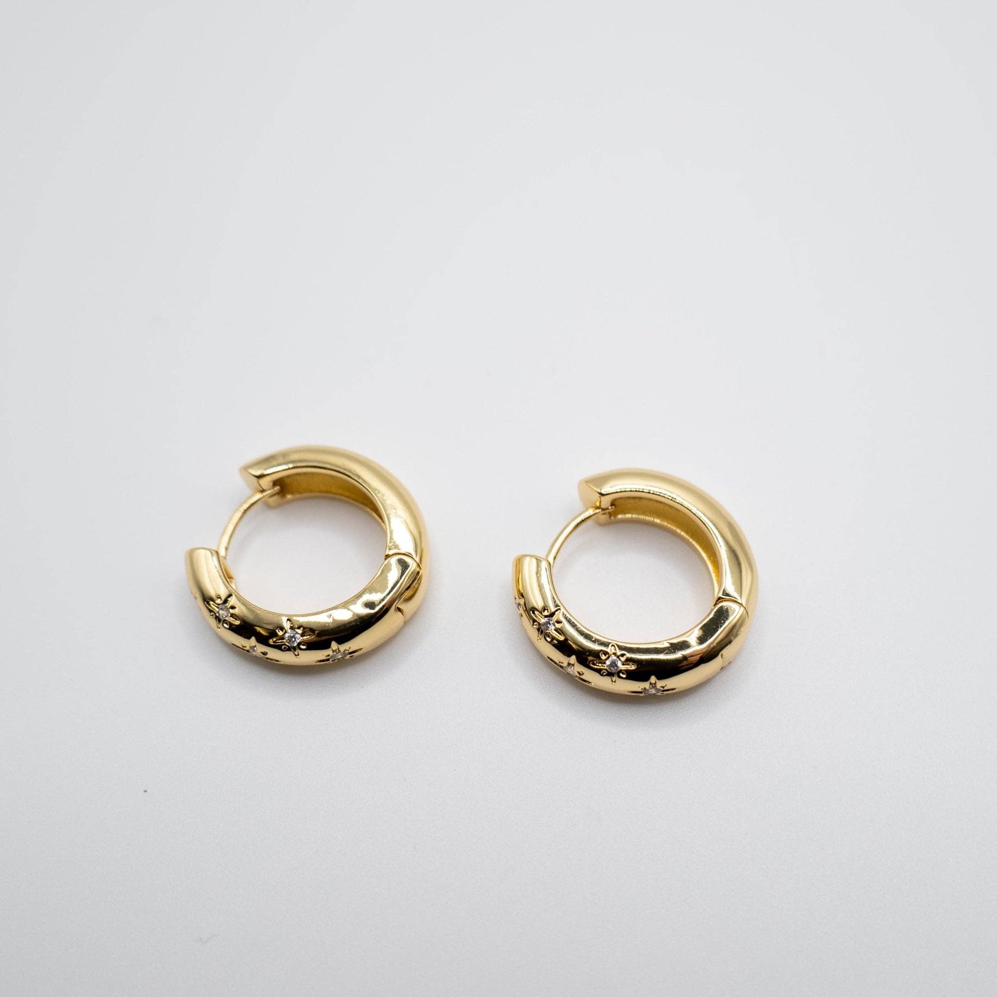DUESTELLE ITALIA - Wholesale Hoop Earrings - Bold&Gold Hoops - Gold-plated earrings with cubic zirconia4