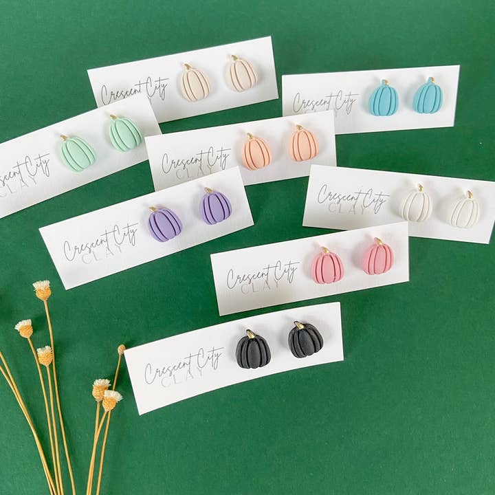 Clous à la citrouille dans des pastels effrayants pour la vente par Crescent City Clay