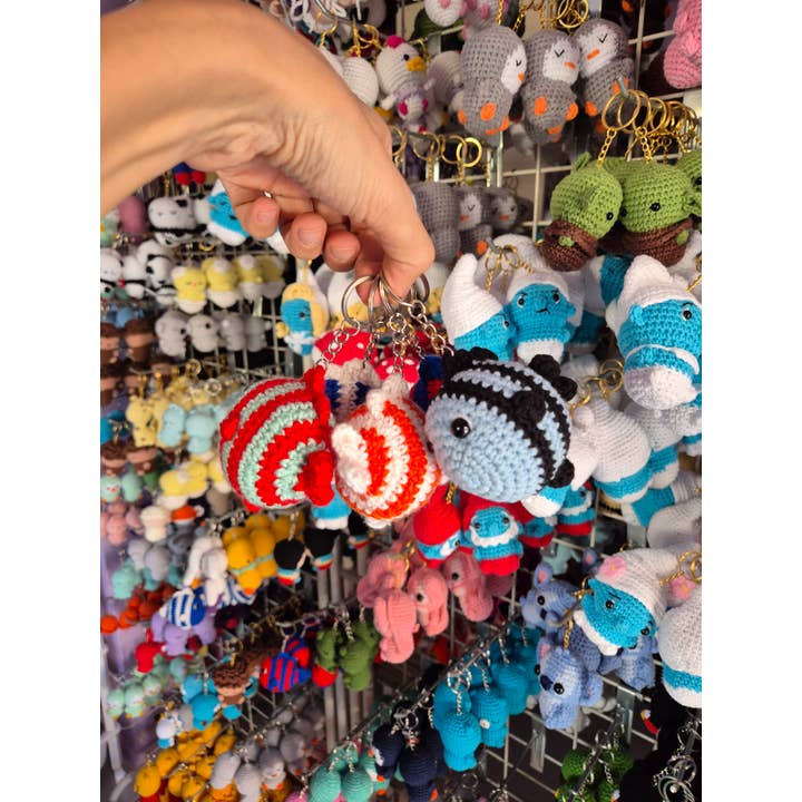 Handgefertigter Häkel-Fisch-Schlüsselanhänger – Bunter & Süßer Ozeanfreund für den Großhandel von despinacrafting