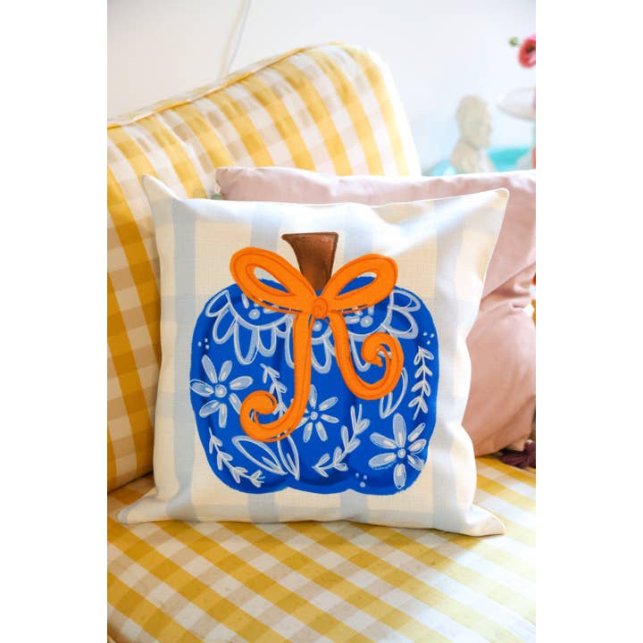 Coussin Carré Citrouille Noeud Bleu Chinoiserie pour la vente par Doodles By Rebekah