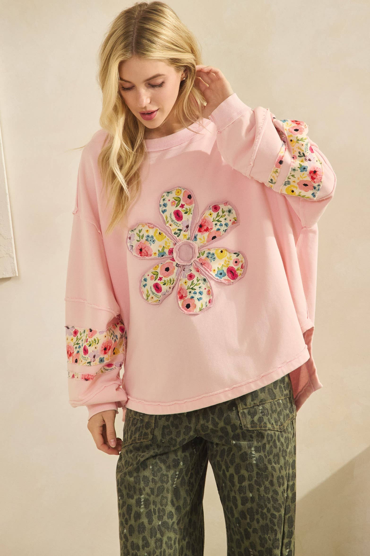 Sage + Fig - Wholesale Sweatshirt - Women's - LONG SLEEVES WITH DAISY PATCH APPLIQUE SWEATSHIRTS (ST7240) 17