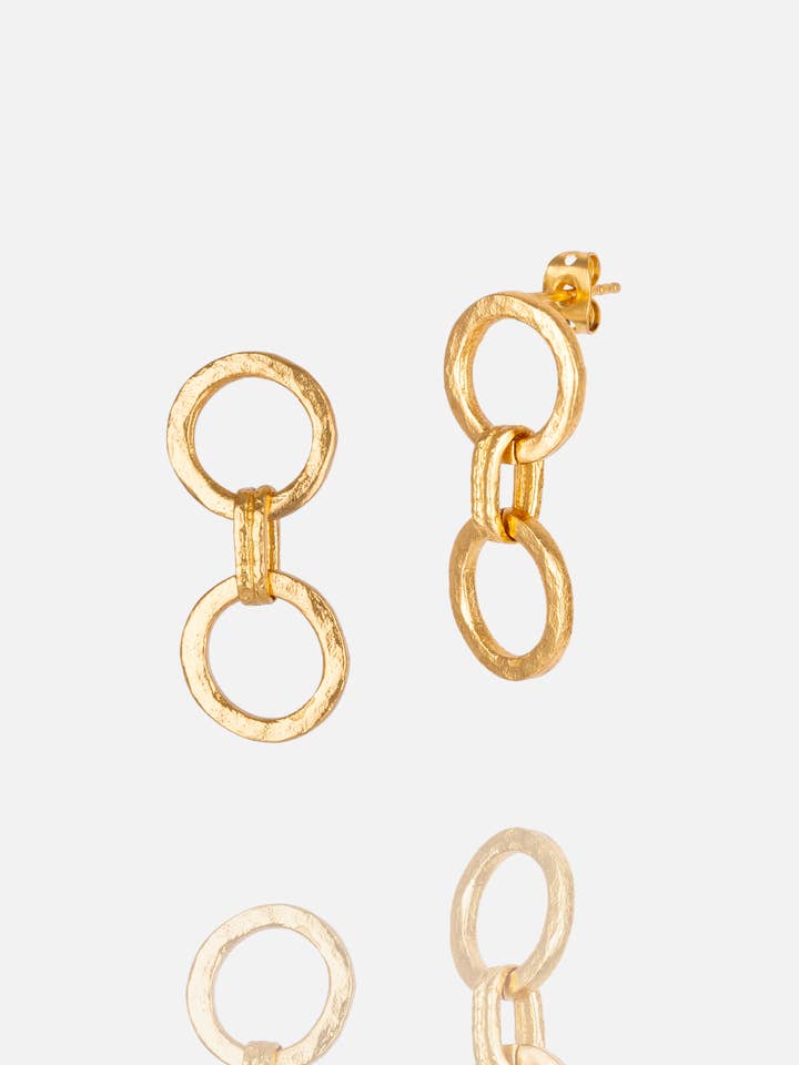 Boucles d'oreilles à double anneau martelées en métal doré pour la vente par AJS Design Studio
