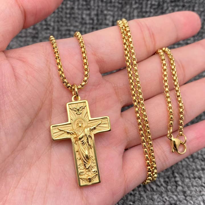 Collar con colgante de cruz Dios chapado en oro de 18K de acero inoxidable - Mio Queena para venta al por mayor de Mio Queena