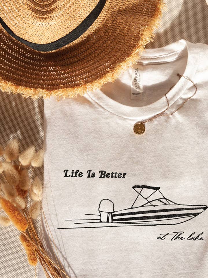 LIVET ÄR BÄTTRE PÅ SJÖN Graphic T-Shirt för wholesale av OAT COLLECTIVE