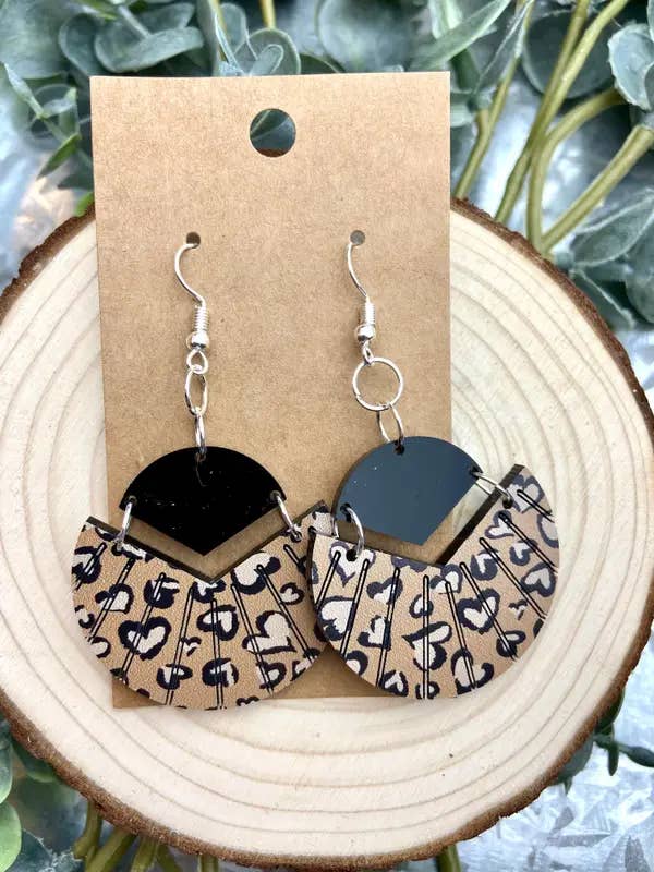 Boucles d'oreilles léopard en acrylique pour la vente par Lindsey Lane Wholesale