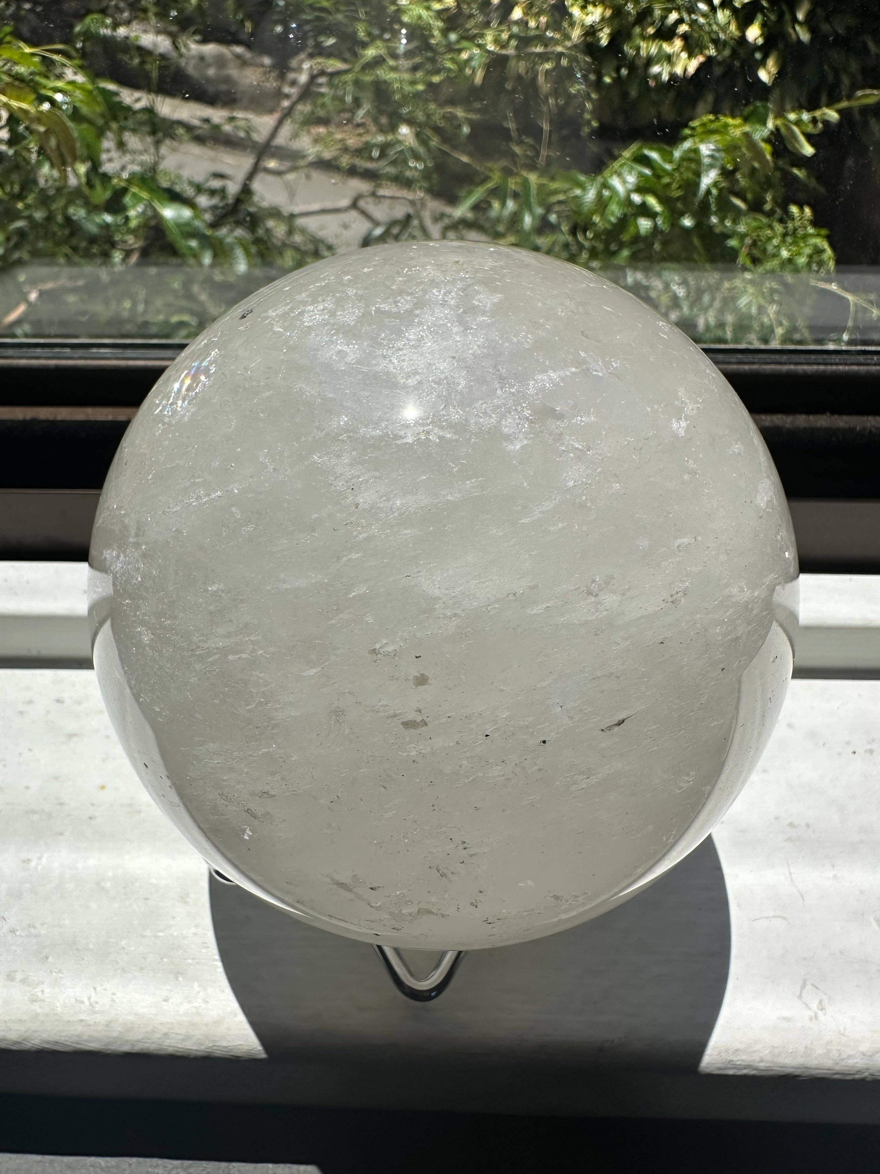 Moon Rituals - Venta al por mayor Piedras/cristales espirituales - Esfera grande de cristal de cuarzo claro natural con arcoíris #122