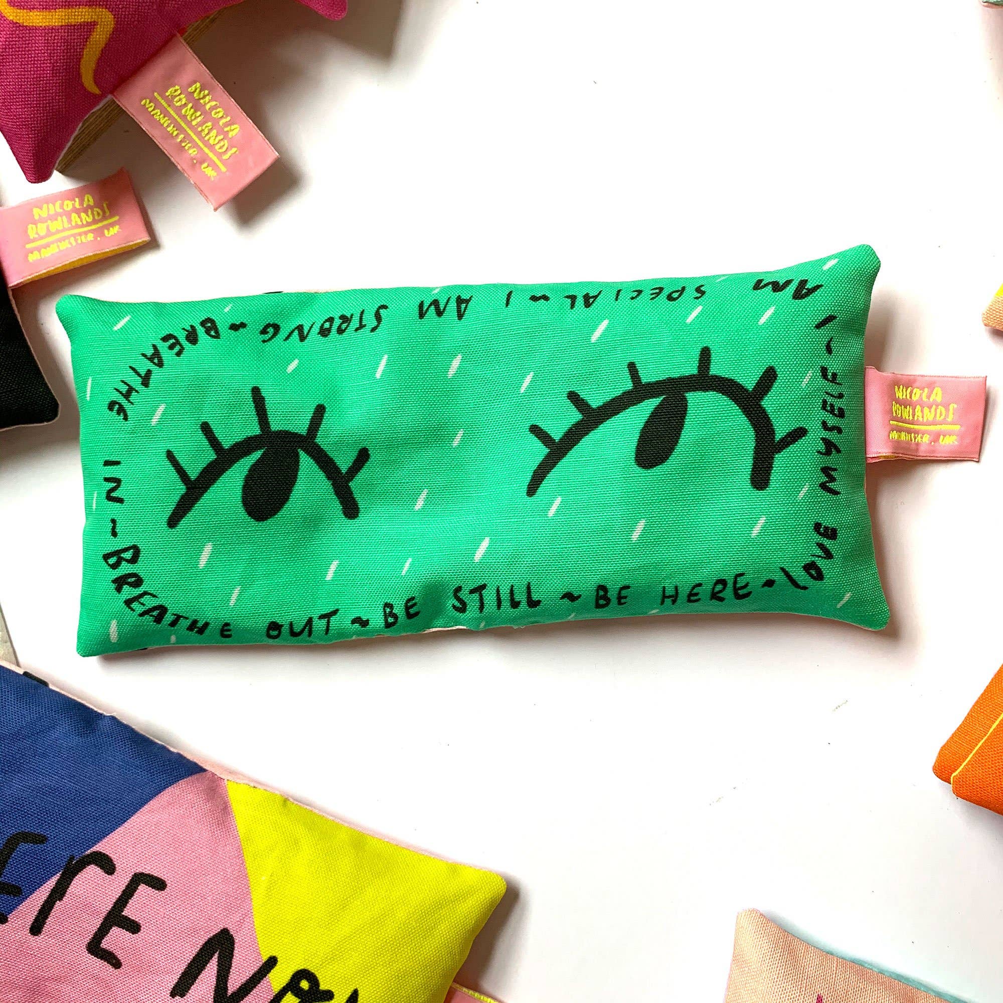 Nicola Rowlands - Vendita all'ingrosso Cuscino ortopedico/per spa - Inspira, espira, occhi verdi, borsa lavanda2