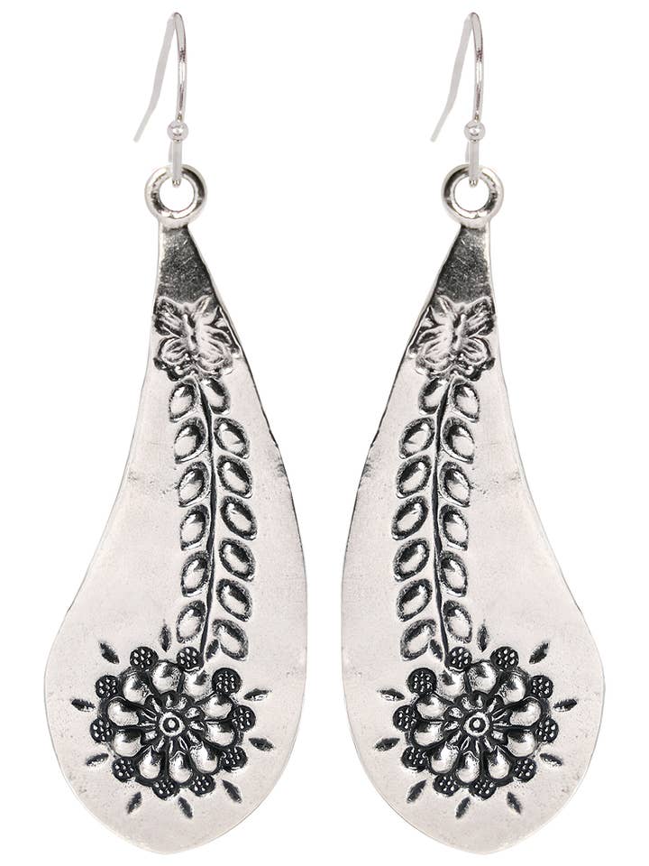 Orecchini pendenti con fiori martellati - SF per la vendita all'ingrosso da parte di Zoey Simmons