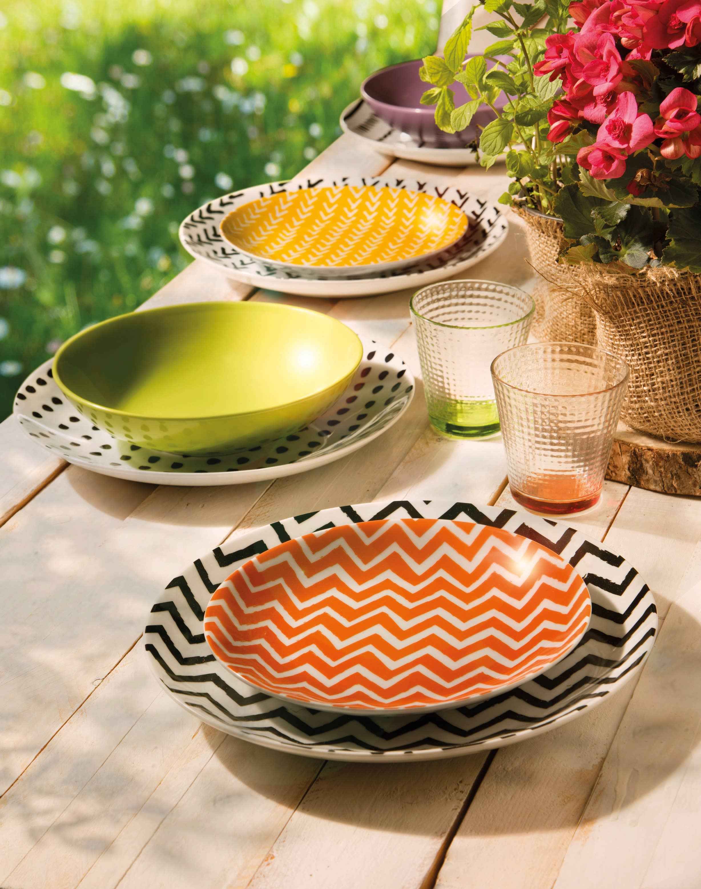 multicolour 18 Crazy Line Dinnerware Set for wholesale on Faire9