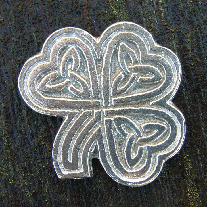 Broche de estanho de trevo celta fundido à mão por William por atacado de William Sturt Fine Pewter