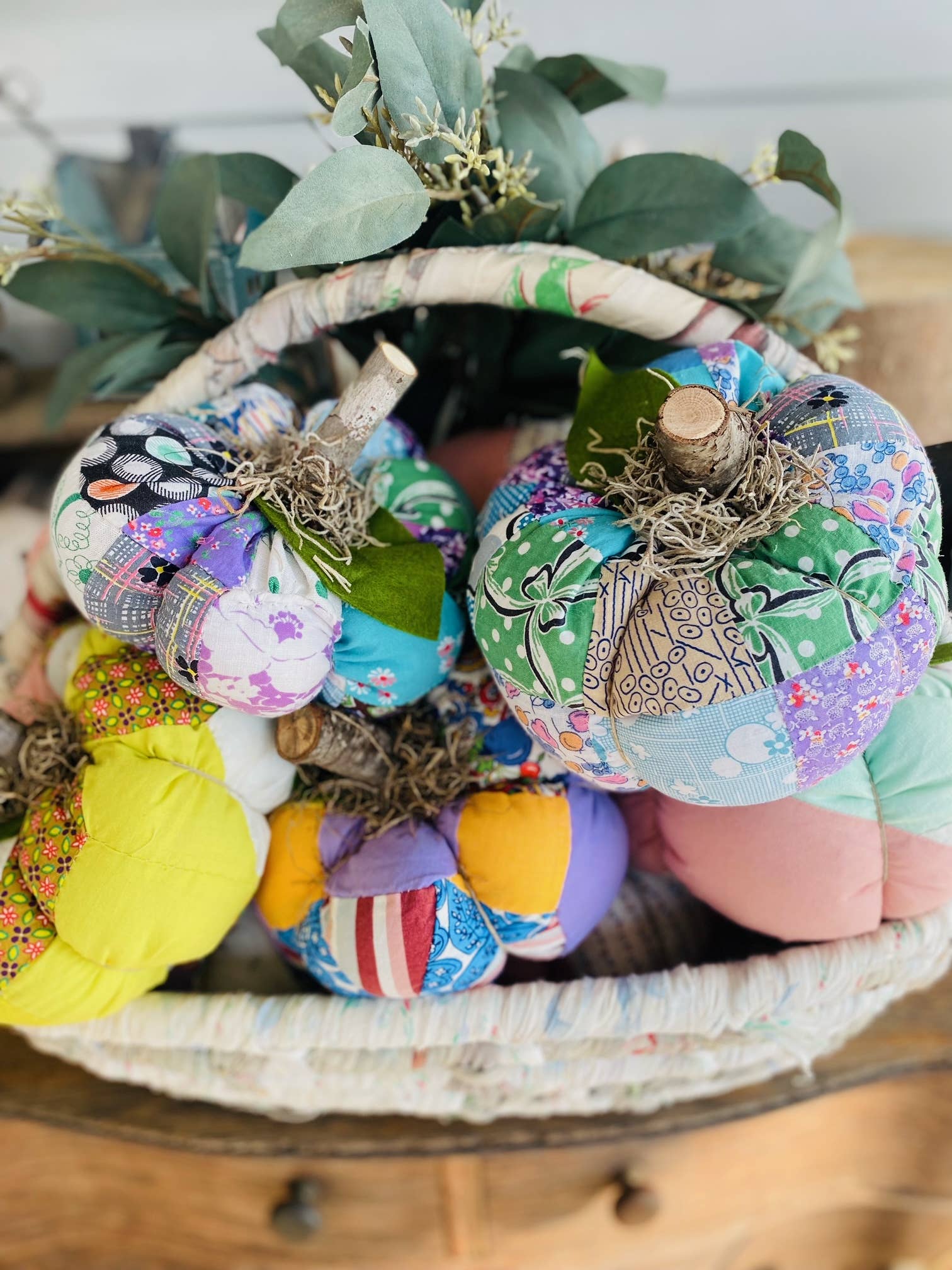 A Gnome on the Roam - Vente Décorations de table - Citrouilles en tissu faites à la main dessus de courtepointe vintage 7" décoration d'automne13