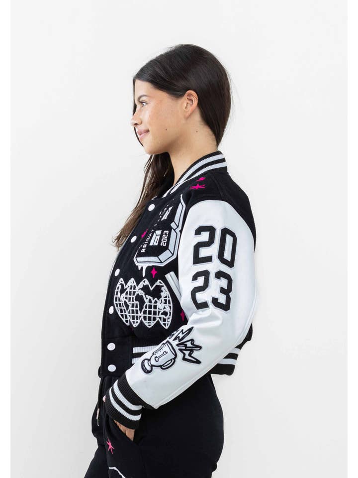 SCHWARZ KURZ GESCHNITTENE COLLEGE-JACKE VON BRIGHT FUTURE für den Großhandel auf Faire