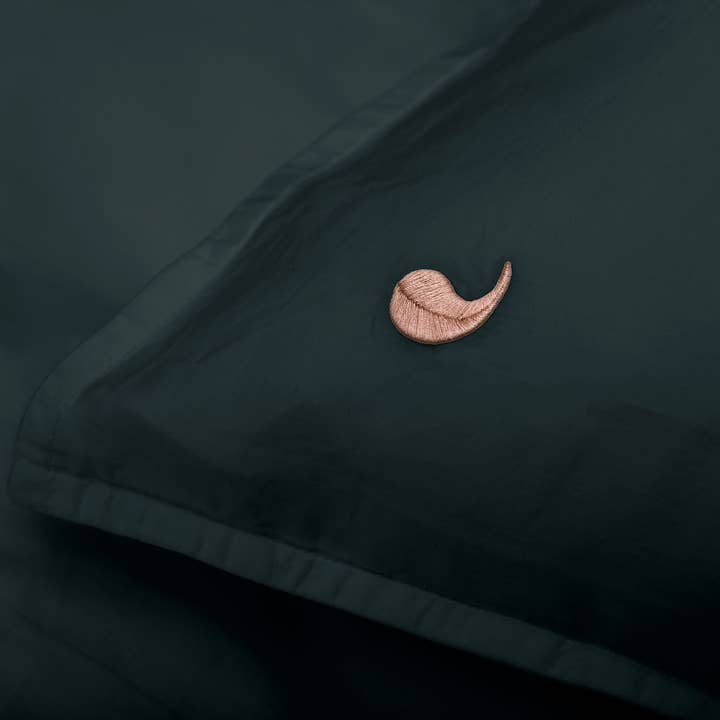 Parure de lit Namal Uyana en satin (vert foncé avec feuilles roses) pour la vente par Four Leaves