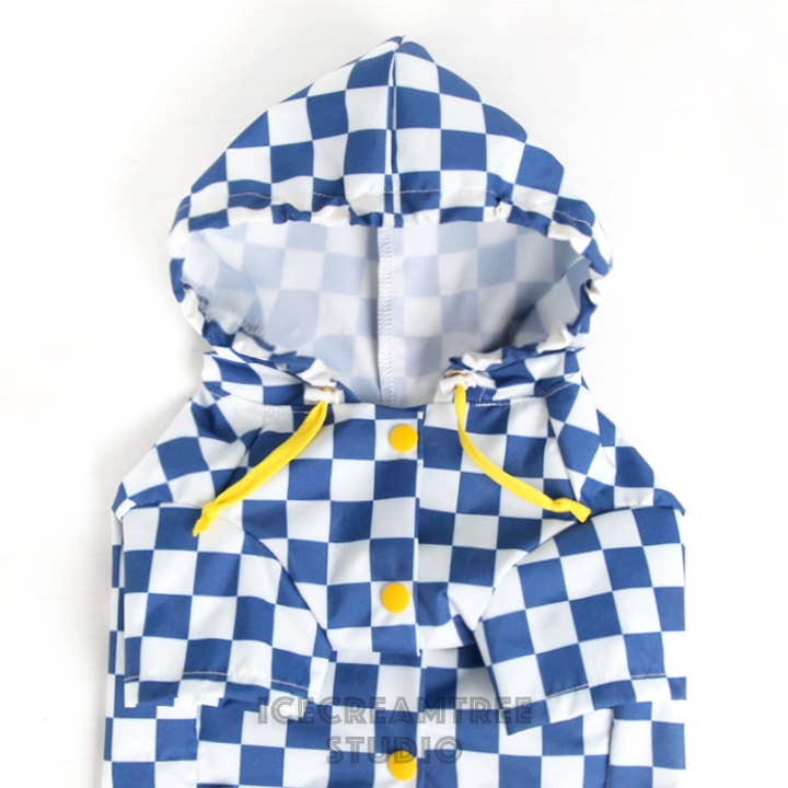 Imperméable à carreaux bleus - Veste de pluie résistante aux intempéries pour la vente par Icecreamtree Studio