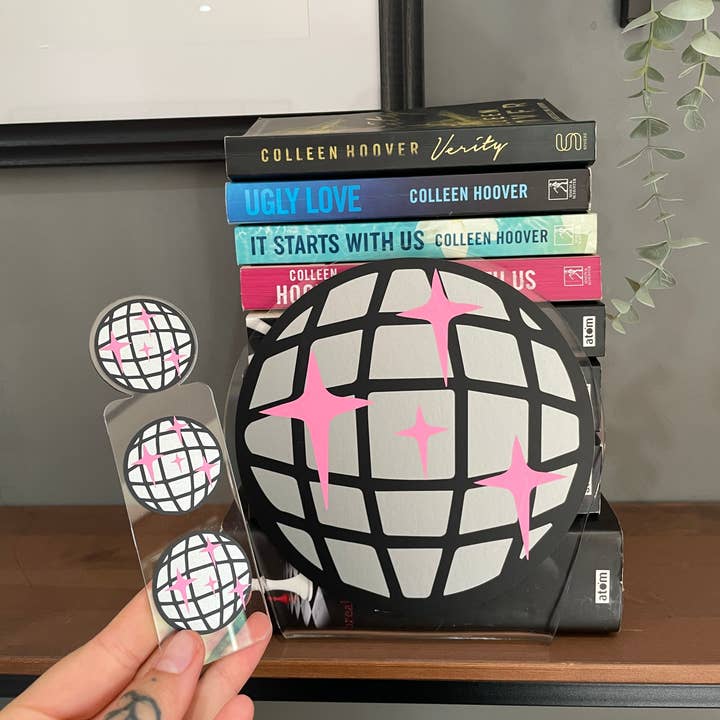 Buba Goods – Großhandel Buchstütze – Buchstütze aus Acryl mit Discokugel, Heimdekor3