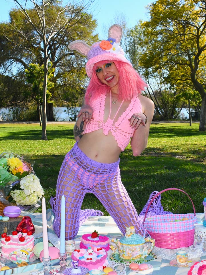 Chapeau seau lapin rose pour la vente par A Creative Wonderland