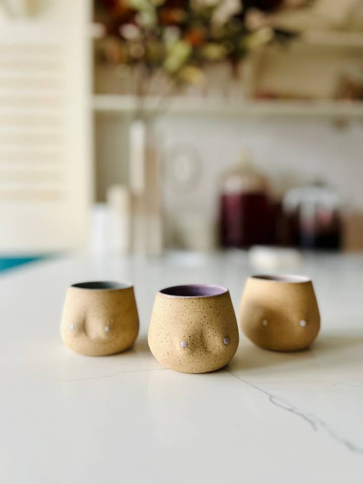 Tasse seins - Tasse en céramique faite à la main Cadeau amusant et fonctionnel pour la vente par Hands On Ceramics