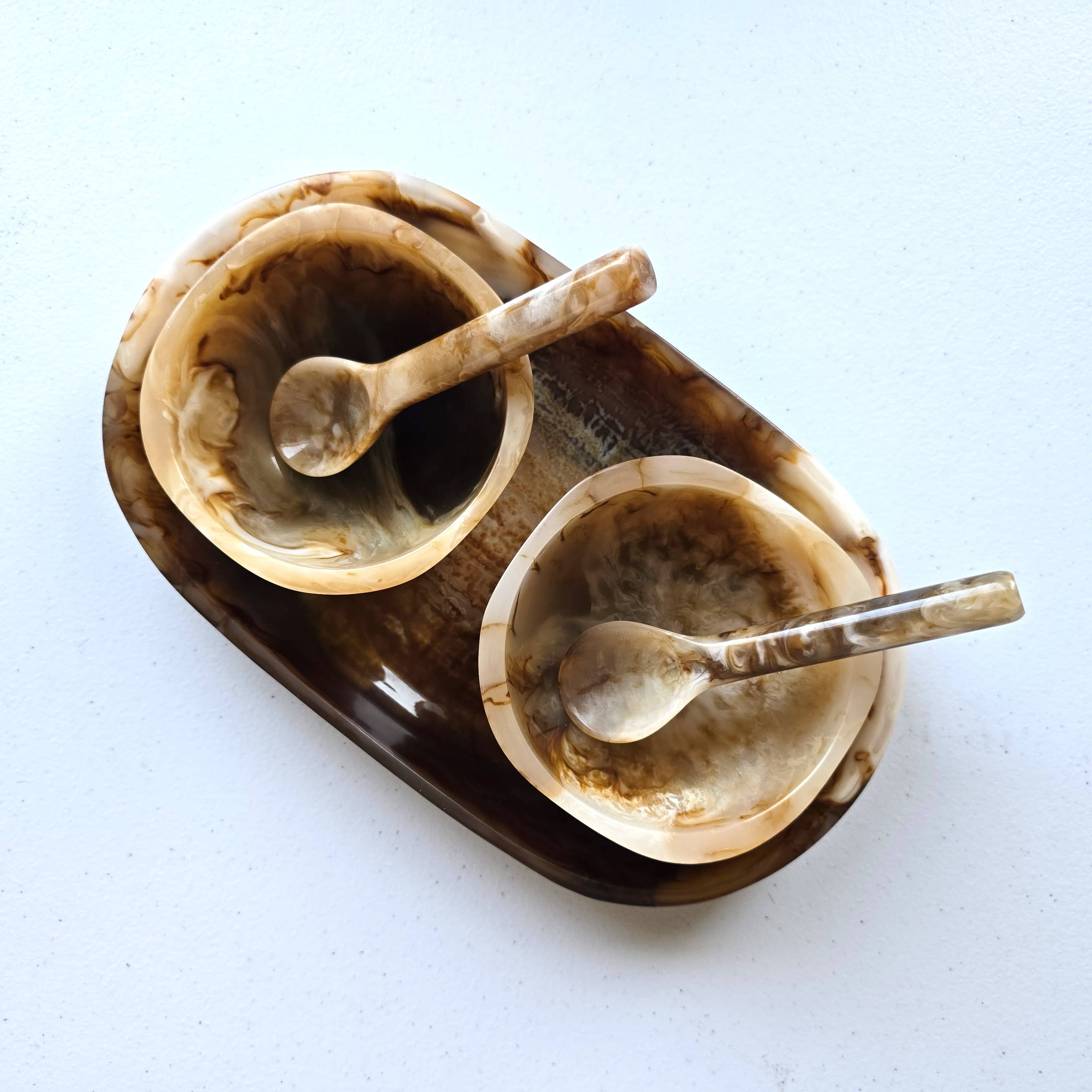 Gibb & Daan – Engroshandel Serveringsbakke – Lille serveringsbakke med 2 skåle og skeer - Håndhældt harpiks51