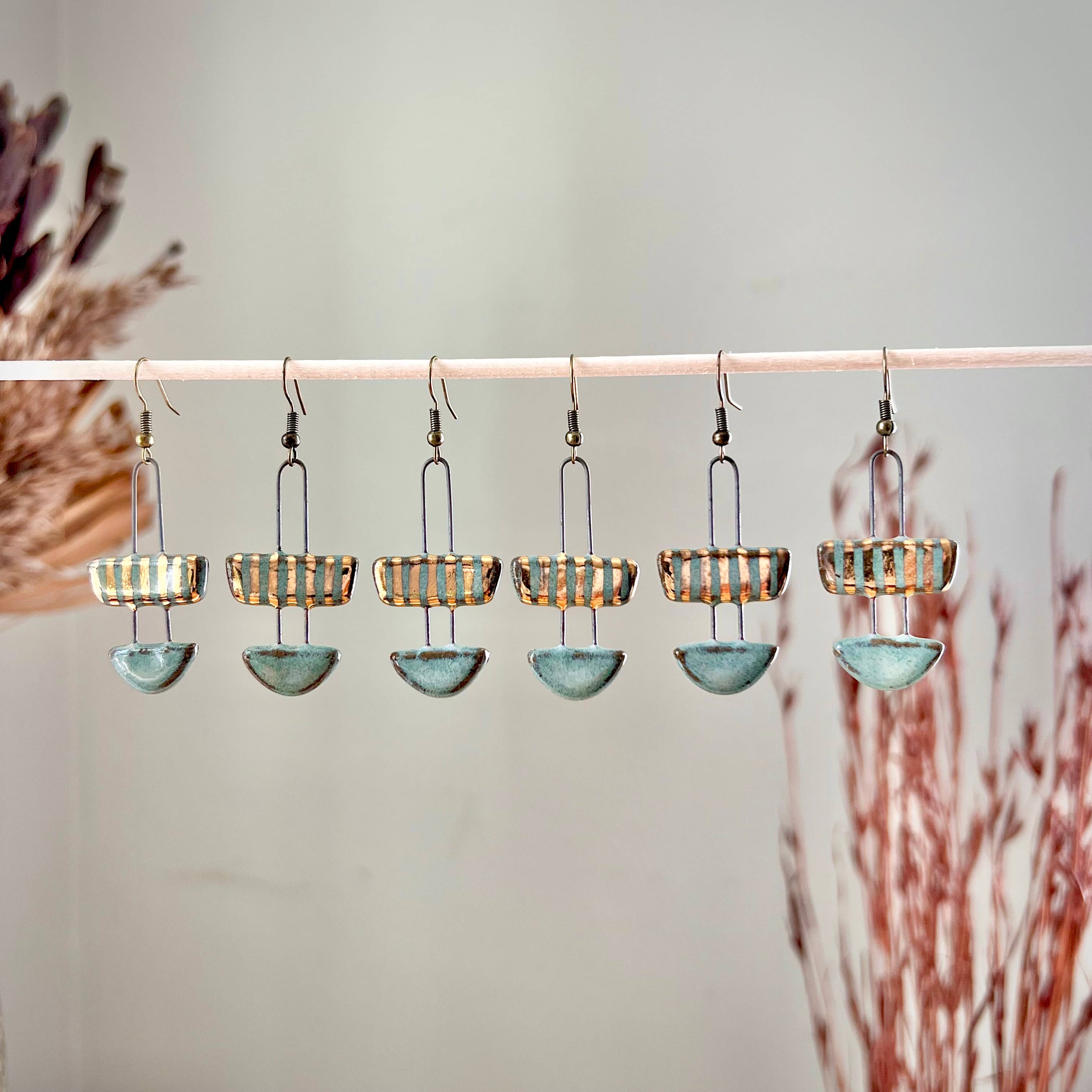 The Artifact House - Vente Boucles d'oreilles pendantes - Boucles d'oreilles en céramique à rayures turquoise en deux pièces3