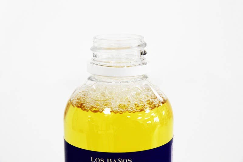 Las Velas de Mariano - Wholesale Bathroom Accessory Set - Person Cleaning Bathroom2