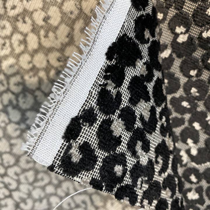 Fancy Styles Fabric – Großhandel Stoff – NEU Baron Clyde Neuheit Italienische Leopardenpolsterung Chenille Samt Grau Schwarz und Weiß