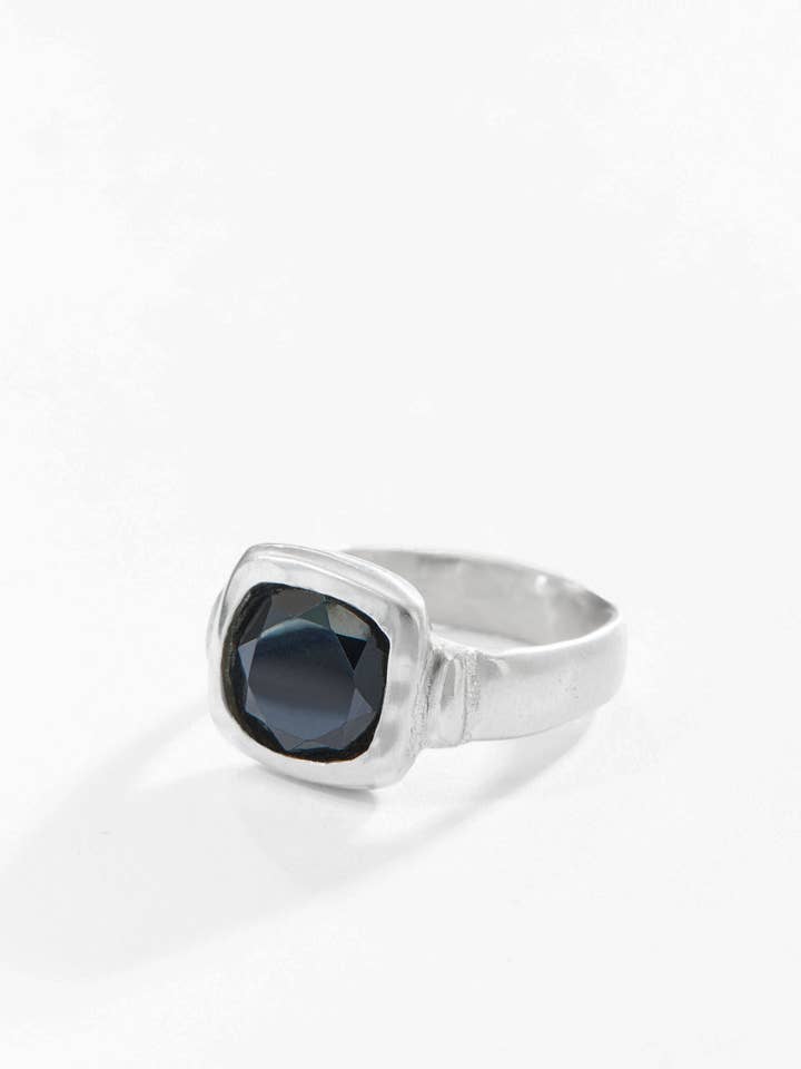 Onyxring for engroshandel hos LA FEMME UNCHAINED